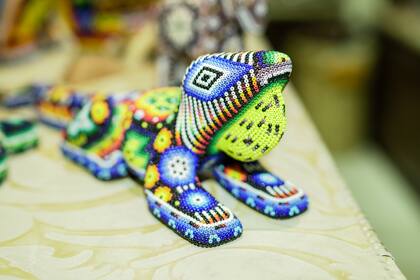 Artesanía típica de los huicholes, aborígenes de la región