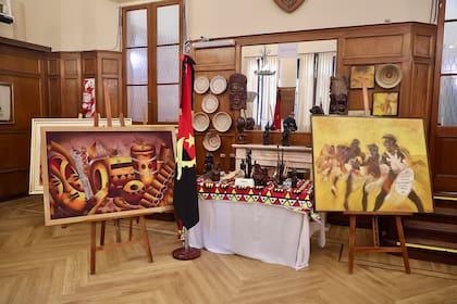 Artesanías africanas desplegadas por los salones del Club Belgrano