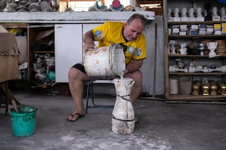 Artesano brasileño convierte la fiebre mundialista en réplicas del trofeo en Río