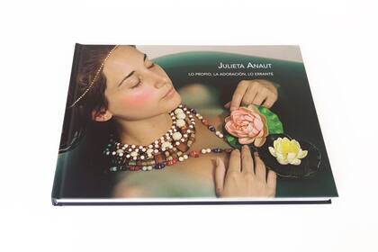 Portada de "Lo propio, la adoración, lo errante", de la fotógrafa y videoartista Julieta Anaut