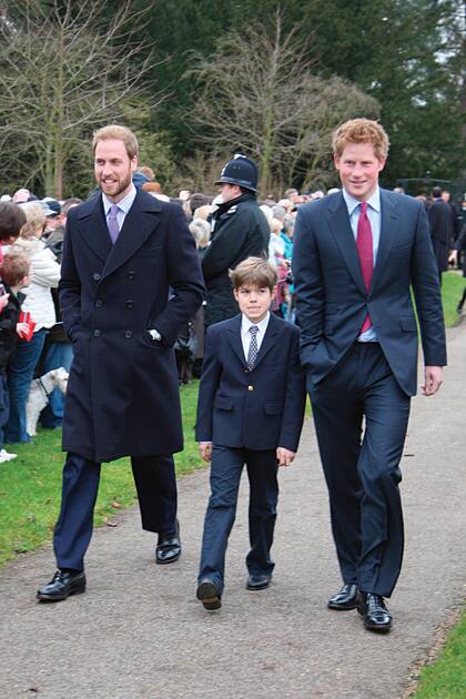 Junto a sus primos segundos, Harry y William, con quien mantiene una gran relación.