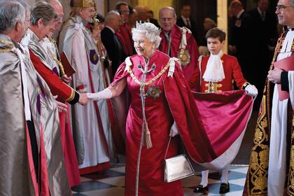 En la catedral de St. Paul, en marzo de 2012, con traje tradicional, sosteniendo la capa de Queen Elizabeth, durante una ceremonia ofrecida en honor a la Orden del Imperio Británico.