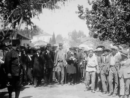 Arthur Balfour visitaba las colonias judías en Palestina