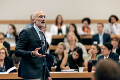 Arthur Brooks, catedrático de Harvard, explicó cómo gestionar las emociones