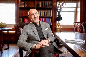Arthur Brooks, experto de Harvard: "Las personas más felices son las que nunca dejan de aprender por pura curiosidad"
