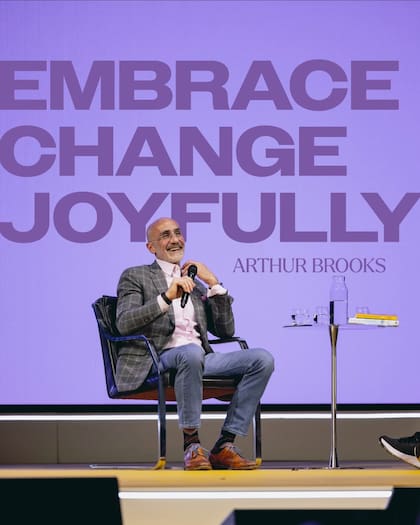 Arthur C. Brooks es un reconocido autor, economista y profesor estadounidense especializado en temas de felicidad, propósito y bienestar personal (Foto: Instagram @arthurcbrooks)