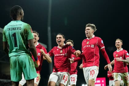 Arthur Okonkwo atajó el último penal de la serie y sus compañeros llegan a celebrar el triunfo de Wrexham sobre Nottingham Forest, que está una categoría más arriba en el fútbol británico.
