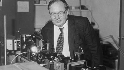 Arthur Schawlow posando con láser en un laboratorio de Stanford, Estados Unidos.