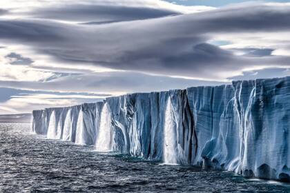 La capa de hielo de Nordaustlandet en Svalbard, Noruega, en el verano