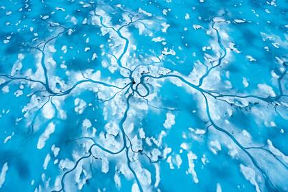 A medida que el hielo se hace más fino, pasa del blanco al azul y absorbe más calor del sol, lo que acelera el derretimiento