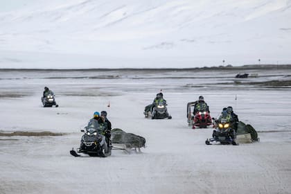 Turistas recorren la zona en motos de nieve 