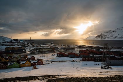 El sol aparece detrás de las nubes 7 minutos después de la medianoche, en Longyearbyen