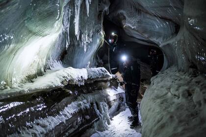 Una cueva de hielo dentro del glaciar Larsbreen