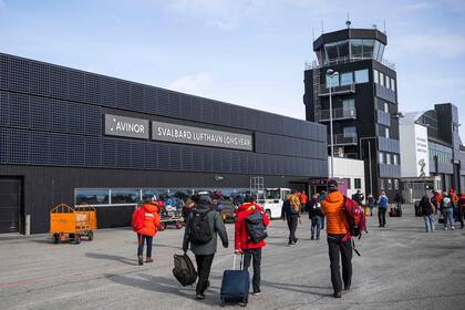 Los turistas llegando al aeropuerto de Svalbard en Longyearbyen