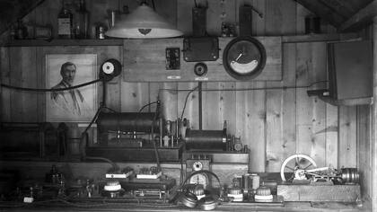 Artie Moore comenzó su trabajo con la radio desde un cobertizo en su jardín, pero pronto pasó a cosas más grandes.