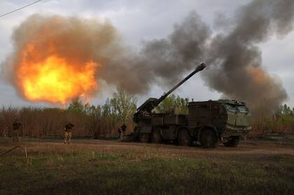 Artilleros de la 43.ª Brigada Mecanizada Separada de las Fuerzas Armadas de Ucrania disparan contra una posición rusa con un obús autopropulsado 2C22 "Bohdana" de 155 mm, en la región de Kharkiv, el 21 de abril de 2024, en medio de la invasión rusa en Ucrania.