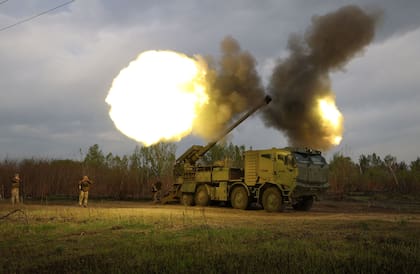 Artilleros ucranianos disparan contra posiciones rusas en la región de Kharkiv, el 21 de abril de 2024