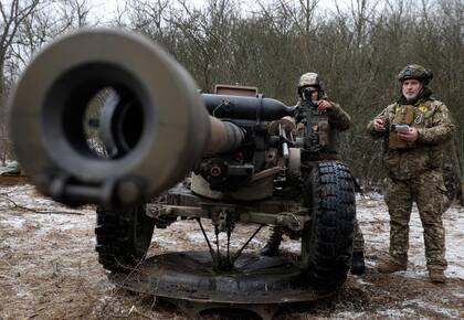 Artilleros ucranianos se preparan para disparar un obús L119 hacia posiciones rusas en una línea del frente en la región de Lugansk el 16 de enero de 2023, en medio de la invasión rusa de Ucrania.