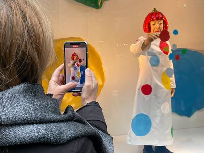 Un robot hiperrealista de Yayoi Kusama en la vidriera de la Quinta Avenida de Louis Vuitton 