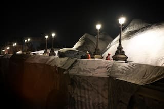Artista francés JR inicia su gigantesca 'cueva' inflable sobre el puente más antiguo de París