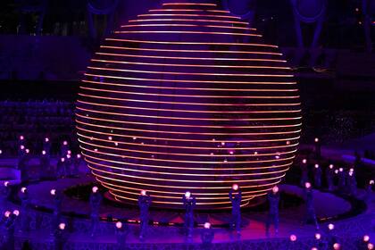 Artistas actúan durante la ceremonia de apertura de la Dubai Expo 2020. Dubai inauguró su extravagante Expo 2020 con una ceremonia llamativa con fuegos artificiales y exhibiciones de luces mientras intenta cortejar al mundo a pesar de la pandemia.