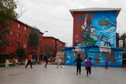 Artistas callejeros chilenos y extranjeros aportaron su vuelo para revitalizar comunas como la de San Miguel