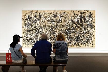 Artistas como Jackson Pollock, que usaba la técnica del dripping, forjó su estilo propio en base a la existencia de un material específico: el acrílico