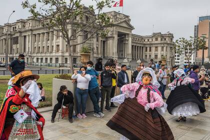Artistas de La Tunantada, una danza andina tradicional, en Lima