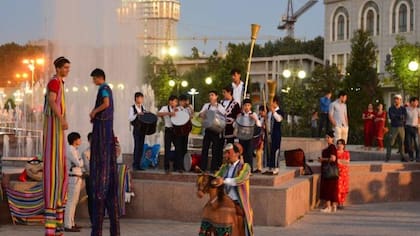 Artistas en la plaza Dusti, en la ciudad de Dushanbé, Tayikistán
