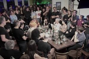 Artistas, escritores, periodistas y gente de la cultura y la ciencia, en la mesa de Mex Urtizberea sobre el futuro y la inteligencia artificial