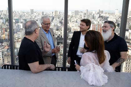 Artistas, galeristas y coleccionistas reunidos en el encuentro de fin de año de Amigos del Moderno. "El aporte de cada uno de ustedes es muy valioso. Con nuestro trabajo queremos apoyar al Moderno en cada una de sus acciones". 


