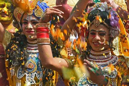 Artistas vestidos como deidades hindúes actúan en un templo como parte de las celebraciones de Holi en Amritsar