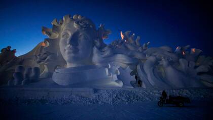 Artistas y trabajadores preparan las esculturas de hielo y nieve para el Festival Internacional de Escultura en Hielo y Nieve de Harbin