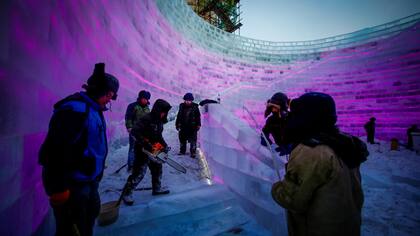Artistas y trabajadores preparan una escultura de hielo para el Festival Internacional de Escultura en Hielo y Nieve de Harbin