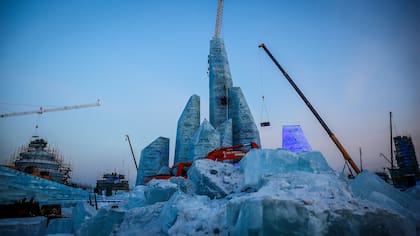 Artistas y trabajadores preparan las esculturas de hielo y nieve para el Festival Internacional de Escultura en Hielo y Nieve de Harbin