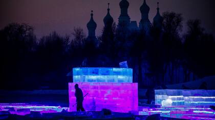 Artistas y trabajadores preparan las esculturas de hielo y nieve para el Festival Internacional de Escultura en Hielo y Nieve de Harbin