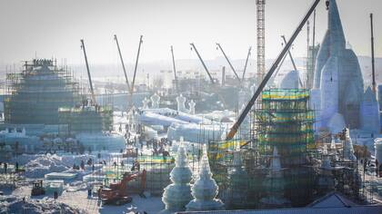 Artistas y trabajadores preparan las esculturas de hielo y nieve para el Festival Internacional de Escultura en Hielo y Nieve de Harbin