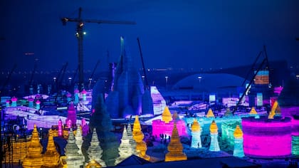 Artistas y trabajadores preparan las esculturas de hielo y nieve para el Festival Internacional de Escultura en Hielo y Nieve de Harbin