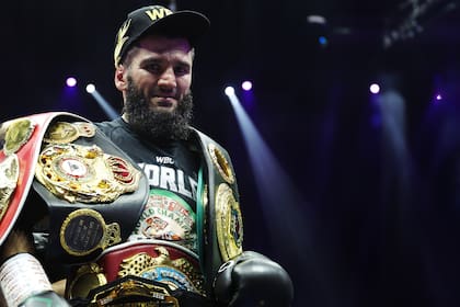 Artur Beterbiev celebra su victoria ante Dmitrii Bivol