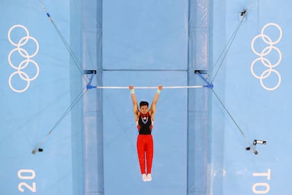 Artur Dalaloyan del equipo ROC compite en la barra horizontal durante la calificación masculina en el primer día de los Juegos Olímpicos de Tokio 2020 en el Centro de Gimnasia Ariake el 24 de julio de 2021 en Tokio, Japón.