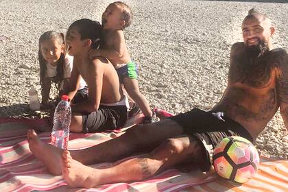 Arturo Vidal y sus hijos, durante las últimas vacaciones