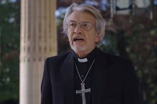 Un obispo déspota con rasgos de villano: cómo es el último personaje de Arturo Bonín