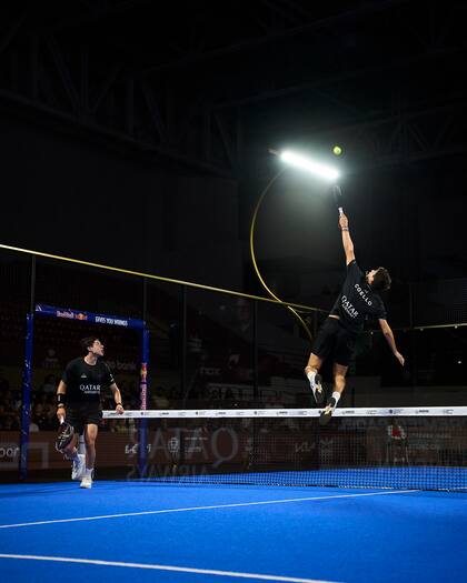 Arturo Coello, en el aire, ante la atenta mirada de su compañero Agustín Tapia (Fotos de Premier Padel)