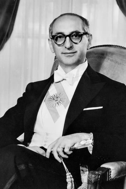 En 2008, cuando se informó que no aparecían el bastón y la banda presidencial de Arturo Frondizi, presidente entre 1958 y 1962. La versión policial indicaba que la sustracción se había hecho entre el 13 de enero y el 3 de abril.