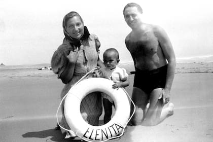 Arturo Frondizi, Elena Faggionato y Elenita, en Ostende, en 1938