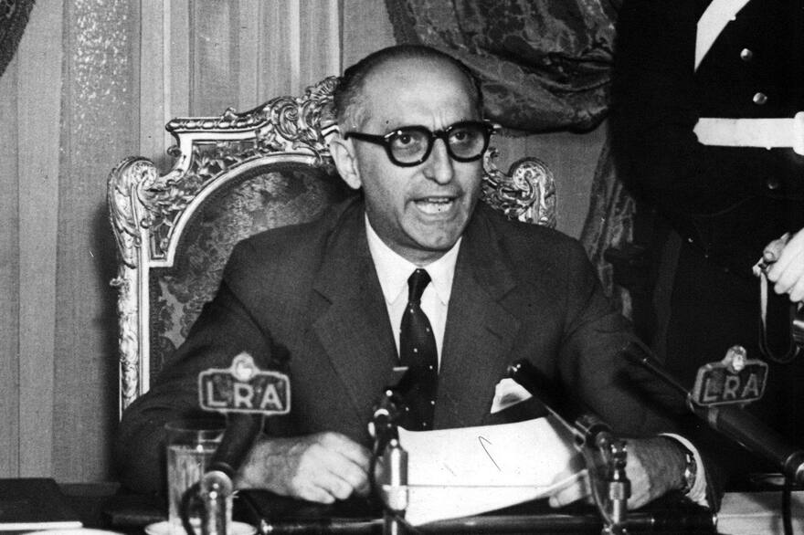 Frondizi, un mandato en soledad y bajo presión - LA NACION