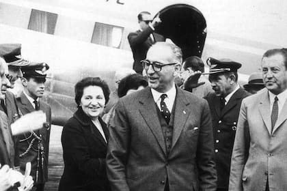 Arturo Frondizi junto a su esposa Elena Faggionato y el ministro del Interior de su gobierno, Alfredo Roque Vítolo