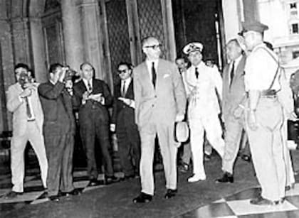 Arturo Frondizi, a su llegada a la Casa Rosada el último día de su gobierno, el 28 de marzo de 1962 