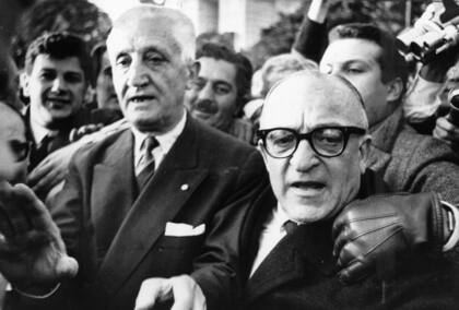 Arturo Illia abandona la casa de Gobierno, el 28 de junio de 1966, al ser derrocado