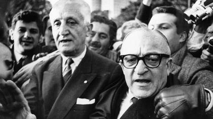 Arturo Illia abandona la Casa de Gobierno, el 28 de junio de 1966, tras ser derrocado